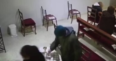 Insólito: participaron de la misa y le robaron a los fieles