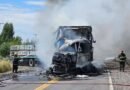 Río Negro: dos camiones chocaron de frente en la ruta nacional 22 y uno se incendió
