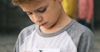 Psicóloga advierte: poner etiquetas a los niños puede marcar su identidad para siempre