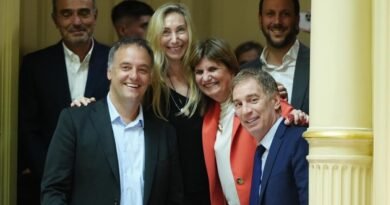 Escala la polémica por el viaje de Adorni con su esposa, y muchos piden que renuncie